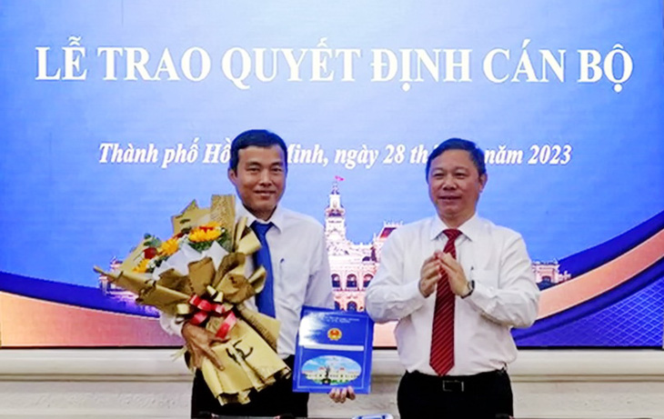 Phó chủ tịch UBND TP Dương Anh Đức trao quyết định bổ nhiệm ông Võ Minh Thành - Ảnh: T.T.