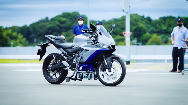 Xe máy Yamaha tự cân bằng, sắp có thể tự lái như ô tô - Ảnh 1.