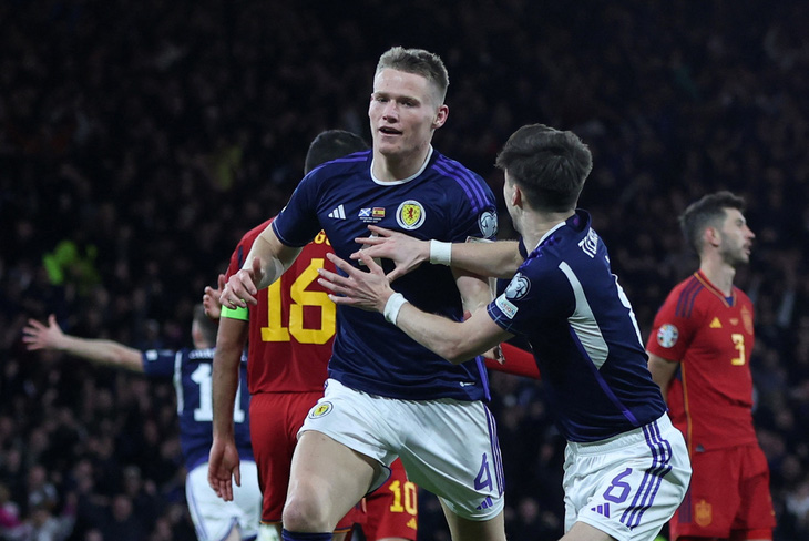 Niềm vui của McTominay sau khi ghi bàn vào lưới Tây Ban Nha - Ảnh: REUTERS