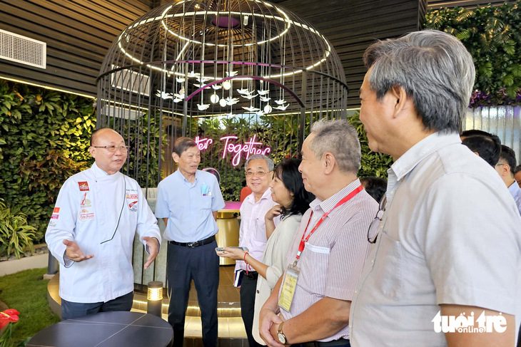 Chủ tịch Hiệp hội Doanh nghiệp TP.HCM Nguyễn Ngọc Hòa cùng lãnh đạo HUBA tìm hiểu thực tế các doanh nghiệp ngành lương thực, thực phẩm - Ảnh: NGỌC HIỂN
