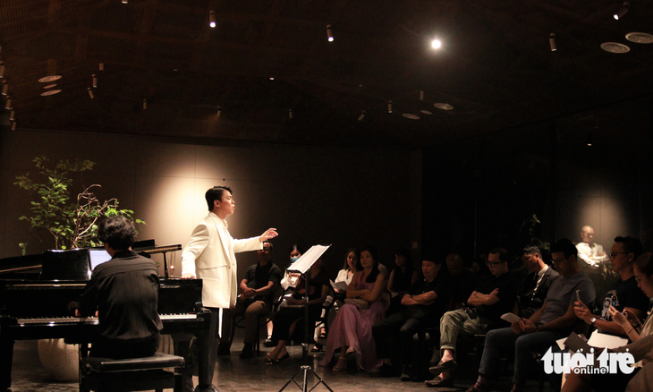 Thế Huy trình diễn cùng pianist Nguyễn Lữ Hiệp trong đêm Debussy Vocal Récital - Ảnh: MINH TOÀN