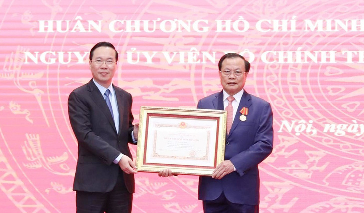 Chủ tịch nước Võ Văn Thưởng trao Huân chương Hồ Chí Minh tặng ông Phạm Quang Nghị - Ảnh 1.