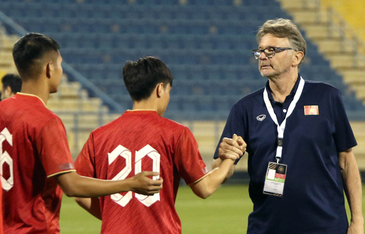 HLV Philippe Troussier bắt tay các cầu thủ U23 Việt Nam sau trận đấu - Ảnh: VFF