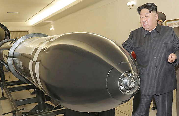 Nhà lãnh đạo Triều Tiên Kim Jong Un thị sát các loại vũ khí tiên tiến của Triều Tiên - Ảnh: KCNA