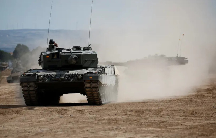 Tây Ban Nha gửi xe tăng cũ cho Ukraine, Đức viện trợ thêm 12 tỉ euro - Ảnh 1.