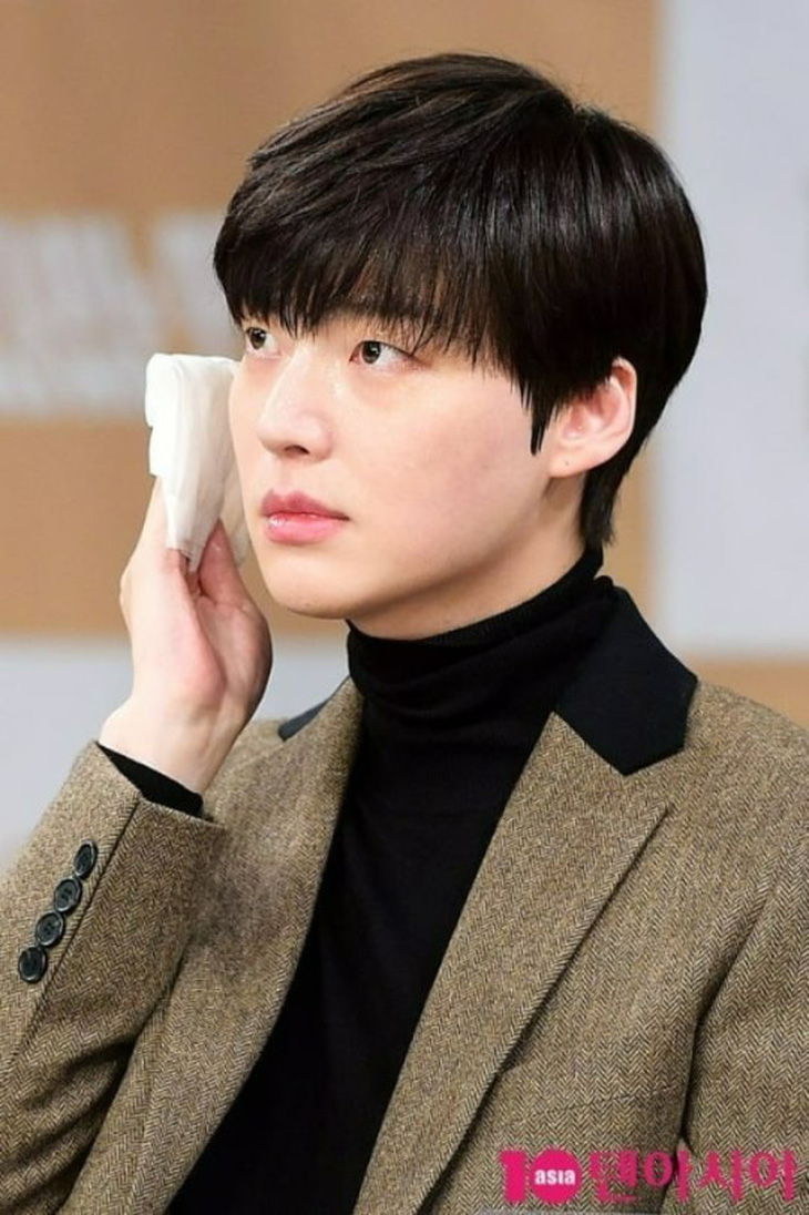Tái xuất sau 4 năm, Ahn Jae Hyun vướng tranh cãi diễn xuất - Ảnh 1.