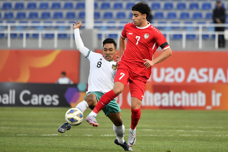 Tuyển U20 Indonesia (trái) có thể phải hủy chuyến tập huấn tại Hàn Quốc - Ảnh: AFC