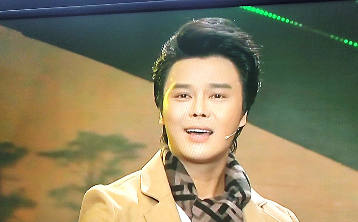 Nghệ sĩ Võ Minh Lâm trong chương trình Vầng trăng cổ nhạc truyền hình trực tiếp trên kênh HTV9 tối 26-3 - Ảnh chụp màn hình: LINH ĐOAN