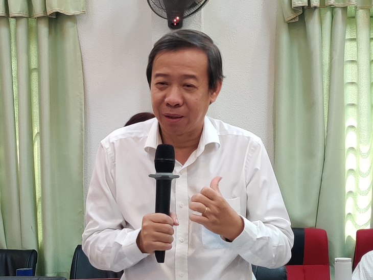Ông Nguyễn Văn Vĩnh Châu - phó giám đốc Sở Y tế TP.HCM - báo cáo tại buổi giám sát - Ảnh: M.Y.