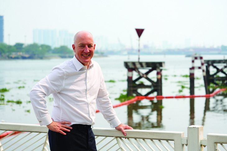 Cựu đại sứ Anh Mark Kent bên bờ sông Sài Gòn ngày 23-2-2023 trong lần trở lại Việt Nam sau 12 năm. (Ảnh: Hữu Hạnh)