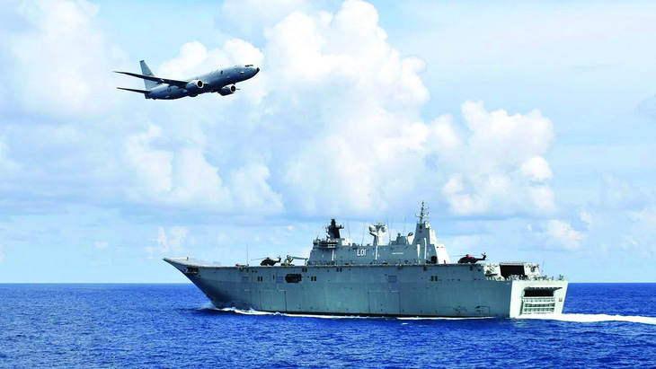 Máy bay P8A Poseidon và tàu chiến HMAS Adelaide của Úc trên biển Đông. Ảnh: news.com.au