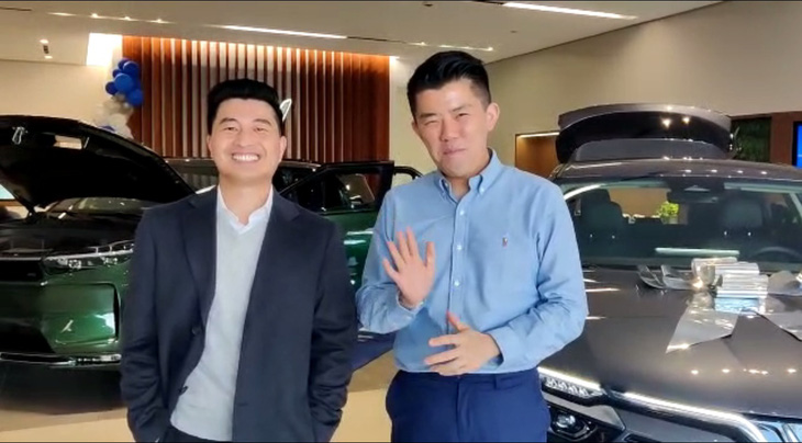 Khách hàng gốc Việt Tedman Vương tự hào khi được cầm lái chiếc xe điện thông minh được tạo ra bởi trí tuệ và tài năng của người Việt Nam - Ảnh: Đ.H.