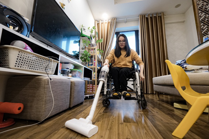 Chị Giang đã tận dụng thiết bị công nghệ để hỗ trợ cuộc sống và công việc của mình - Ảnh NAM TRẦN
