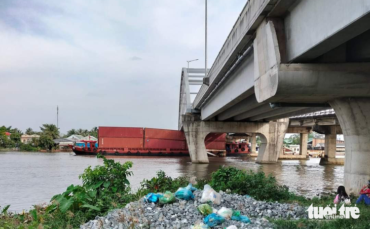 Sà lan chở 27 container mắc kẹt dưới gầm cầu Măng Thít - Ảnh 3.