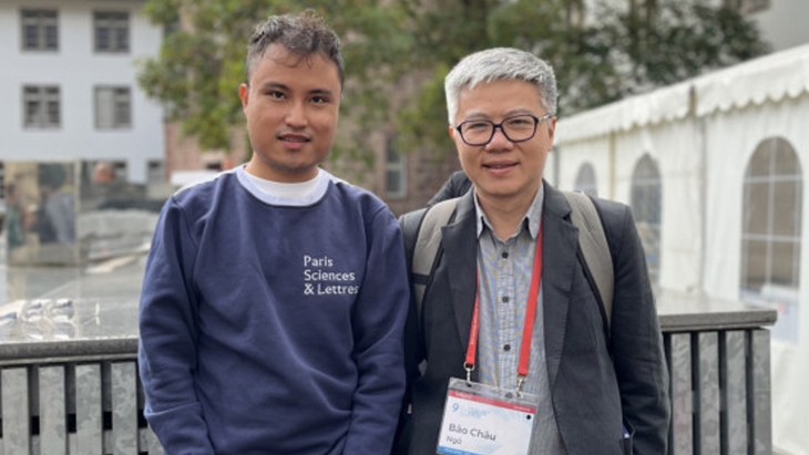 Trần Gia Quốc Bảo (trái) cùng giáo sư Ngô Bảo Châu tại Diễn đàn toán học và khoa học máy tính Heidelberg Laureate Forum (HLF) 2022 tại Đức - Ảnh: NVCC