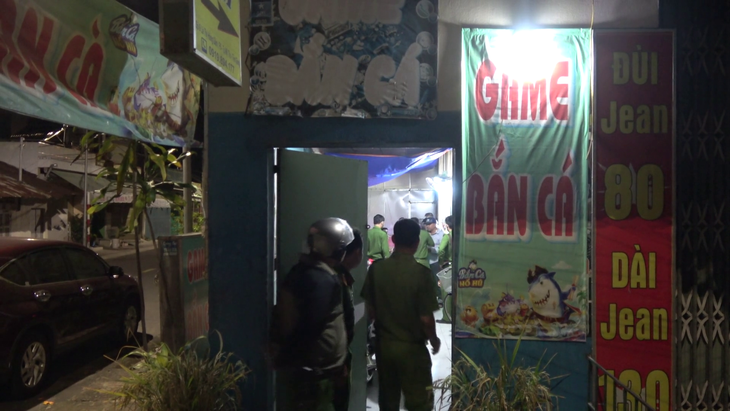 Cảnh sát hình sự bắtquả tang tụ điểm game bắn cá ăn tiềntại siêu thị GO - Ảnh: công an cung cấp