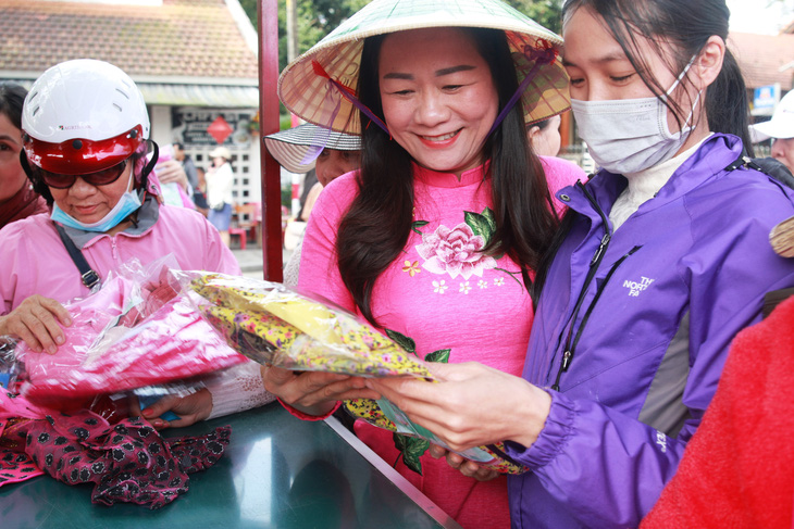 Rất đông chị em phụ nữ đến các gian hàng áo dài 0 đồng chọn cho mình một bộ áo dài truyền thống phù hợp - Ảnh: NHẬT LINH