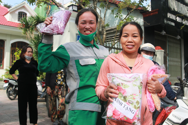 Hơn 2.000 bộ áo dài được tặng cho phụ nữ khó khăn ở Huế - Ảnh 3.