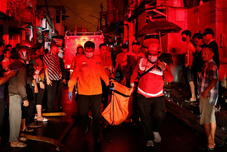 Cháy lớn trạm nhiên liệu ở Indonesia, ít nhất 16 người chết - Ảnh 1.