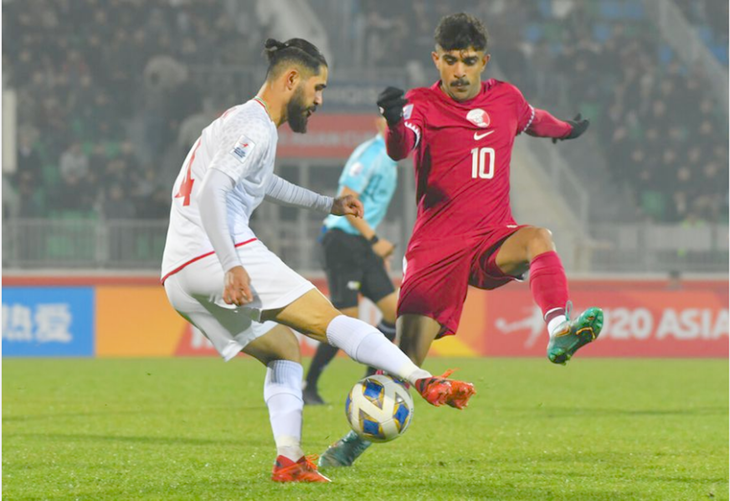 U20 Qatar (phải) gây thất vọng ở trận thua Iran - Ảnh: AFC