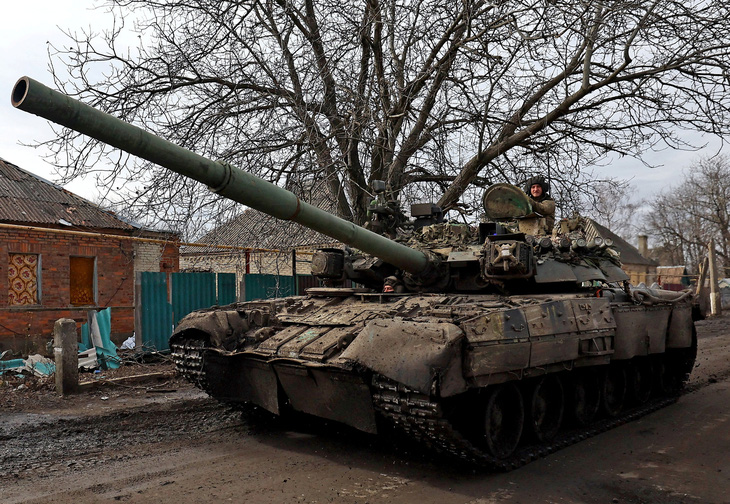 Xe tăng Ukraine tại thành phố Bakhmut ngày 2-3, nơi đang giằng co quyết liệt giữa Nga và Ukraine - Ảnh: REUTERS