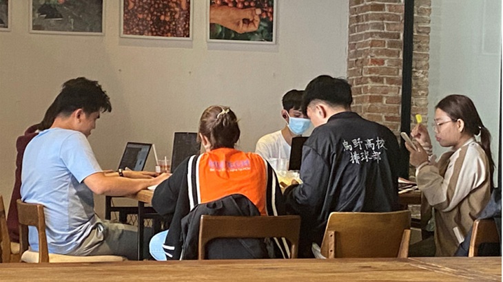 Một nhóm sinh viên tại TP.HCM chọn quán cà phê ngay gần trường để cùng trao đổi, học nhóm - Ảnh minh họa: Q.L.
