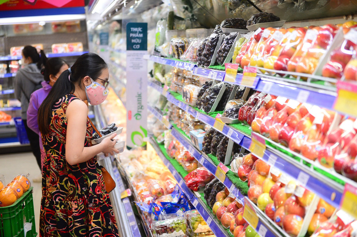 Khách hàng mua sắm tại siêu thị Co.op Mart - Ảnh: QUANG ĐỊNH