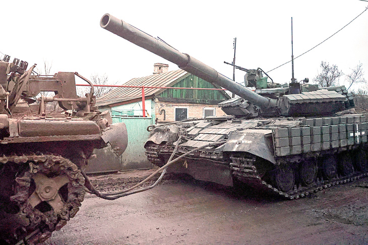 Một chiếc xe tăng được kéo đi trên đường ở gần thành phố Bakhmut nằm phía đông Ukraine trong ngày 29-3 - Ảnh: REUTERS