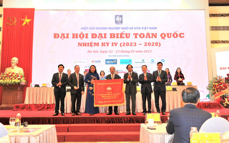 Chủ tịch SHB ông Đỗ Quang Hiển (thứ hai từ phải qua) trúng cử Phó chủ tịch VINSME khóa IV - Ảnh: SHB cung cấp