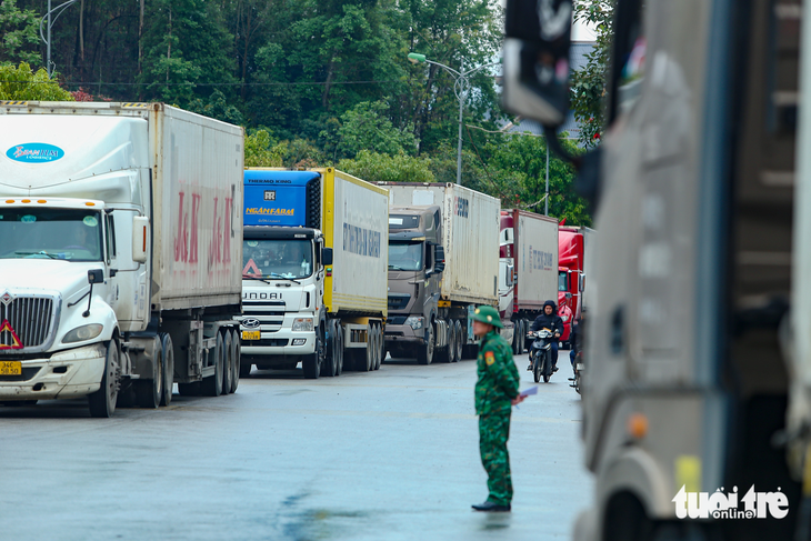 Container xếp hàng tràn quốc lộ, Trung Quốc làm thêm giờ để hỗ trợ thông quan - Ảnh 3.