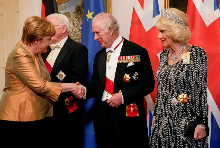 Cựu thủ tướng Đức, bà Angela Merkel, bắt tay với Vua Anh Charles III trong quốc yến ở Berlin, Đức ngày 29-3 - Ảnh: REUTERS