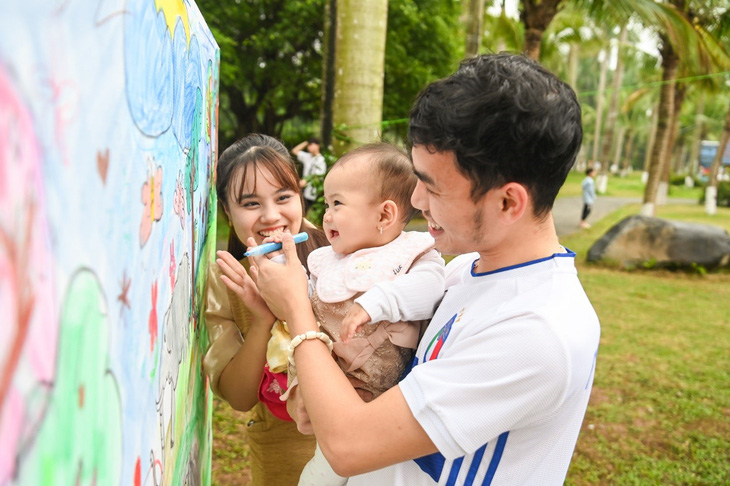 Trẻ hạnh phúc bên gia đình tại khu đô thị Ecopark Hưng Yên