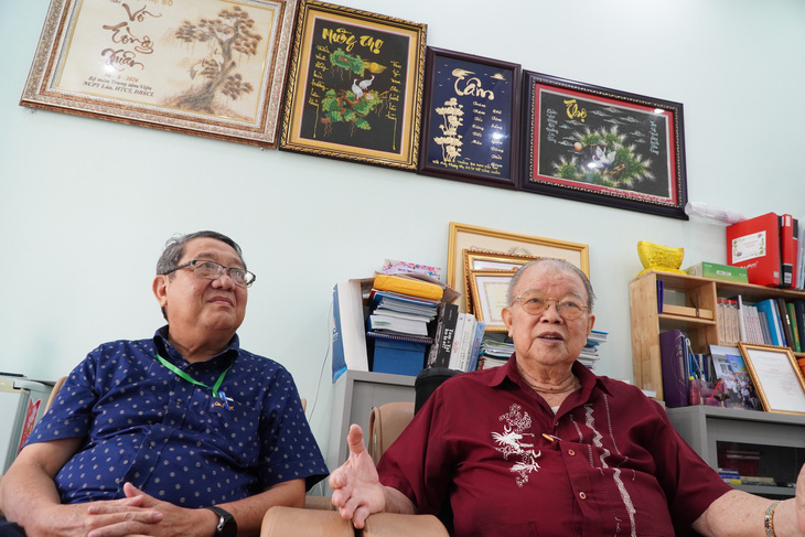 Giáo sư Võ Tòng Xuân (bên phải) đã khỏe sau 3 tháng điều trị bệnh - Ảnh: CHÍ HẠNH