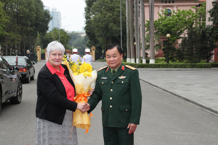 Quốc vụ khanh Bộ Quốc phòng Anh thăm Việt Nam - Ảnh 1.