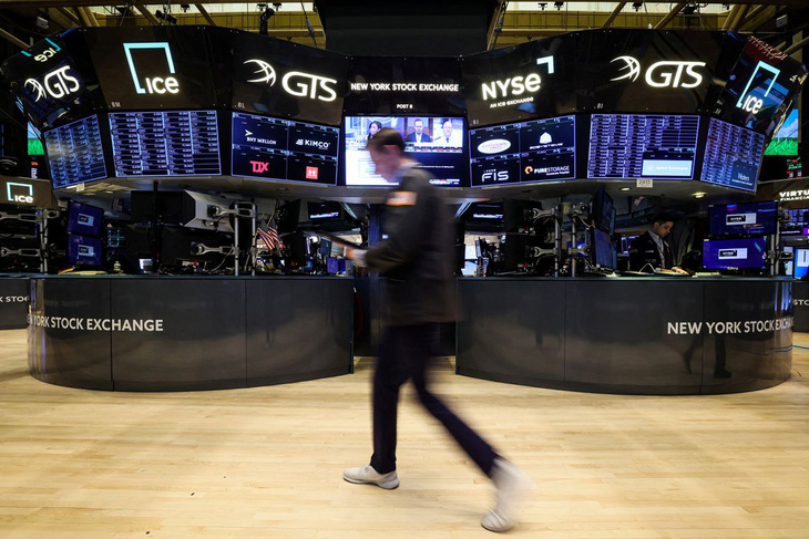 Nhà đầu tư giao dịch trên sàn chứng khoán New York (NYSE) ngày 28-3 - Ảnh: REUTERS