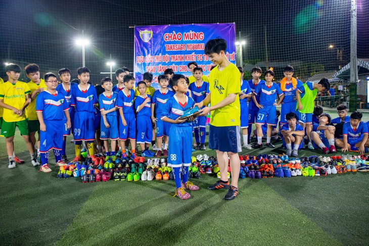 108 đôi giày hạnh phúc một thanh niên Nhật mang tặng trẻ thơ Việt Nam - Ảnh 1.