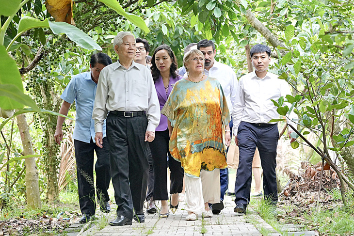 “Anh trai” Nguyễn Minh Triết giới thiệu không gian khu vườn tại tư gia ở Bình Dương với “em gái” Michelle Bachelet chiều 30-3 - Ảnh: HỮU HẠNH