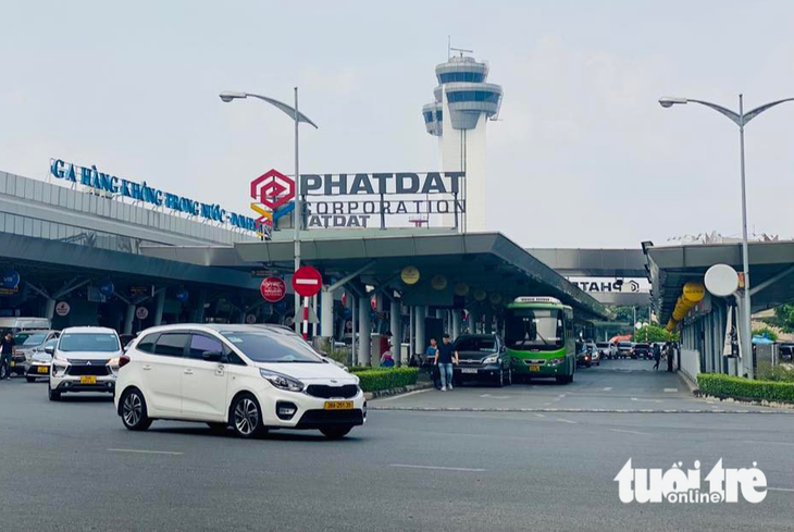Bộ Giao thông vận tải yêu cầu làm rõ vụ taxi vào sân bay Tân Sơn Nhất gánh thêm phí - Ảnh 1.