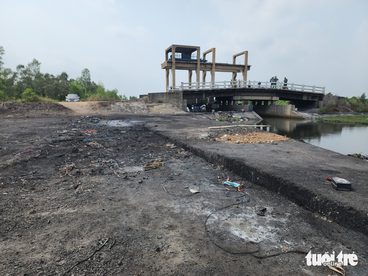 Vụ lén đốt rác, phế liệu gây nguy cơ đe dọa rừng: Kiểm lâm và địa phương vào cuộc - Ảnh 6.