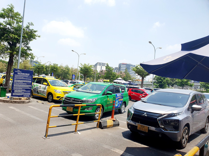 Yêu cầu TCP tạm ngưng thay đổi thu phí xe tại Tân Sơn Nhất - Ảnh 1.