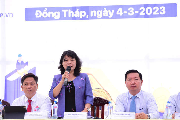 PGS.TS Trần Thị Thanh Hiền tư vấn cho học sinh Đồng Tháp - Ảnh: DUYÊN PHAN