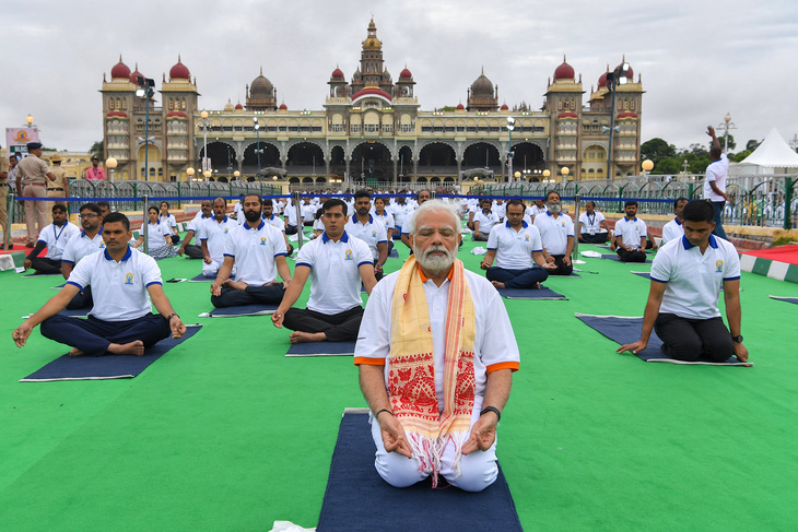 Thủ tướng Narendra Modi tham gia một buổi tập nhân Ngày Yoga ở thành phố Mysore của Ấn Độ ngày 21-6-2022 - Ảnh: AFP
