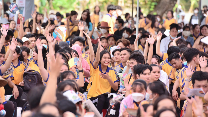 Học sinh giơ tay đặt câu hỏi cho ban tư vấn trong chương trình tại huyện Lấp Vò, Đồng Tháp chiều 4-3 - Ảnh: DUYÊN PHAN
