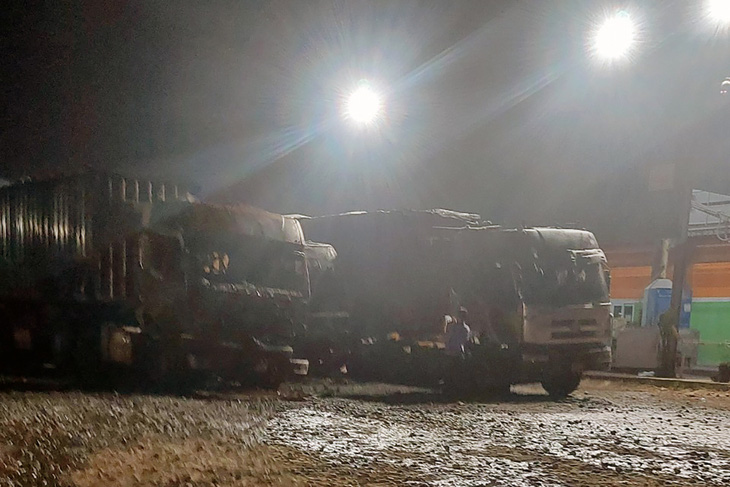 Ba xe bùng cháy trong đêm, một thi thể cháy đen trên xe tải - Ảnh 1.