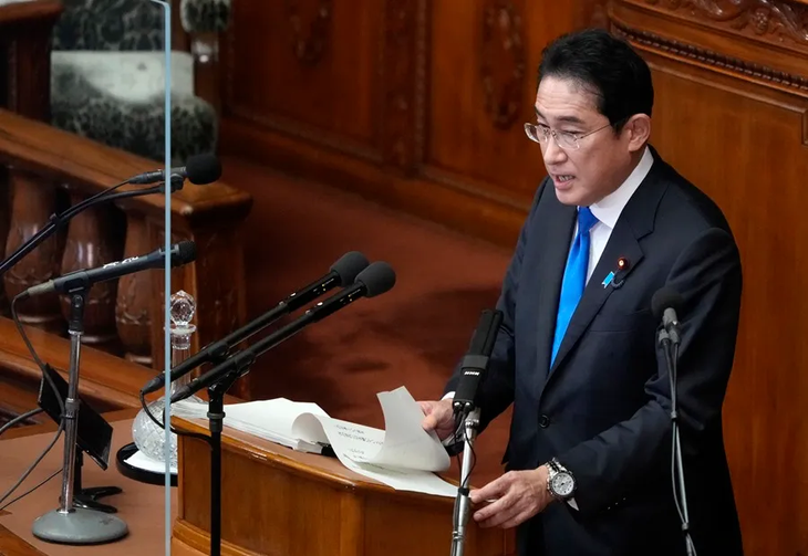 Thủ tướng Nhật Bản Kishida bị chất vấn tại Quốc hội và chỉ trích trên mạng xã hội vì ý tưởng giảm nợ sinh viên cho người có con - Ảnh: AFP