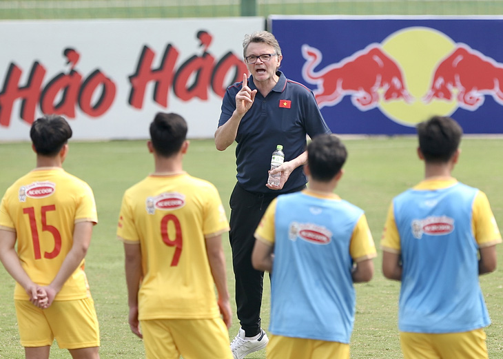 HLV Philippe Troussier muốn U22 Việt Nam nghĩ tới việc dự World Cup - Ảnh 2.