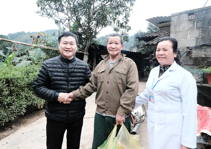 Ông Bế Văn Khánh, giám đốc Bệnh viện Đa khoa huyện Tràng Định, cùng trạm trưởng Ma Thị Cầm đến nhà thăm bệnh nhân Lý Văn Chi (đứng giữa, trước kia bị bệnh phong) - Ảnh: HÀ THANH