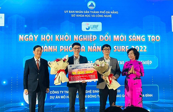 TS Thành Trung (thứ 2 từ phải sang) cùng cộng sự giành giải nhất cuộc thi Khởi nghiệp đổi mới sáng tạo TP Đà Nẵng năm 2022