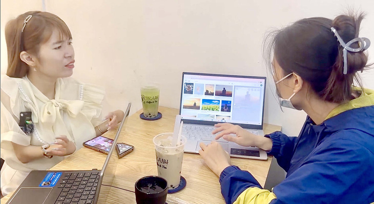 Huyền đang dạy content marketing cho học viên tại một quán cà phê - Ảnh: NVCC