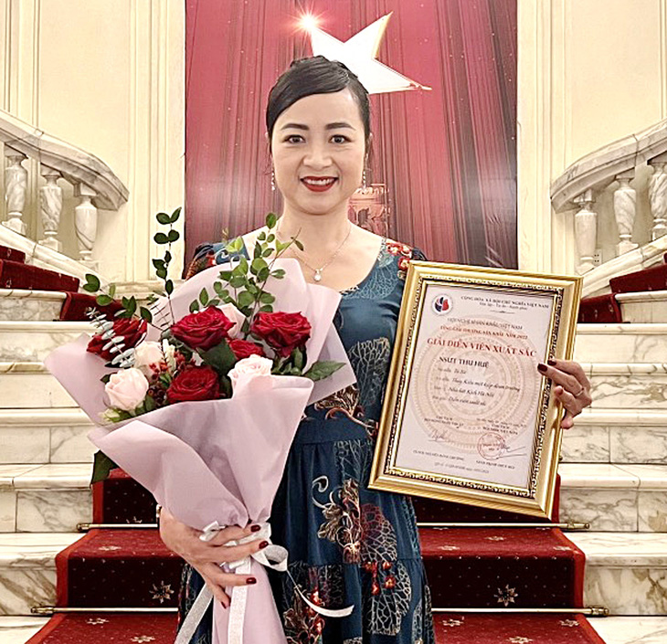 NSƯT Linh Huệ nhận giải diễn viên xuất sắc năm 2022 của Hội Nghệ sĩ sân khấu Việt Nam - Ảnh: NVCC